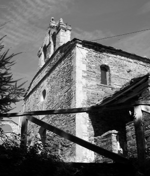 Imagen de una iglesia vista desde el suelo