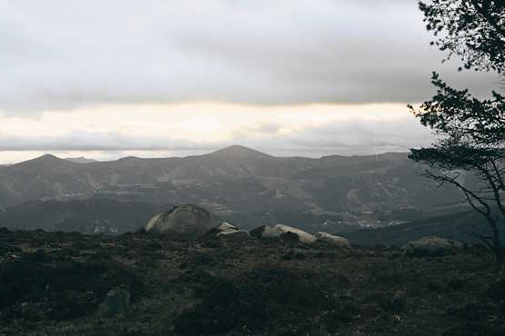 Imagen del horizonte montañoso y nubes